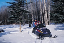 Snowmobiling nahe Whitecourt - Photo Credit: Travel Alberta